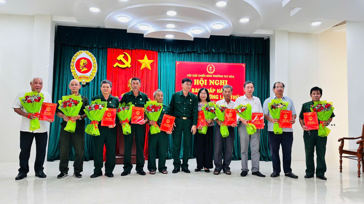 gen-n-Dức trao QĐ BCH